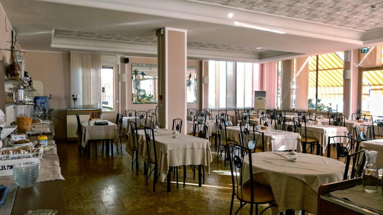 Hotel Delfino Laigueglia Exterior photo